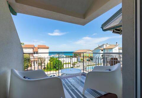 Conero Suite: Ciel, Nuage, Jour, Bâtiment, Propriété, Ombre, Bleu Azur, Architecture, Design Intérieur