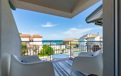 Conero Suite: Ciel, Nuage, Jour, Bâtiment, Propriété, Ombre, Bleu Azur, Architecture, Design Intérieur