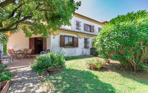 Villa Il Pesco: Plante, Bâtiment, Fenêtre, Ciel, Pot De Fleur, Arbre, Plante D'Appartement, Maison, Lot Terre, Végétation