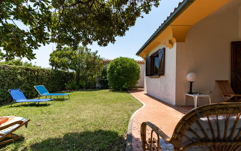 Villa Il Pesco: Plante, Propriété, Bâtiment, Ciel, Arbre, Fenêtre, Ombre, Lot Terre, Chaise, Herbe