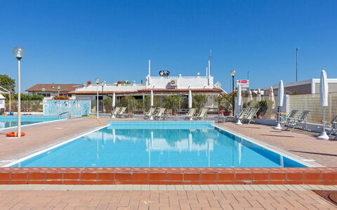 Villa Il Pesco: L'Eau, Ciel, Piscine, Bleu Azur, Loisir, Composite, Mobilier De Jardin, Des Loisirs, Rectangle, Ombre