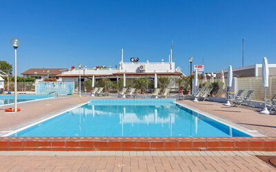 Villa Il Pesco: L'Eau, Ciel, Piscine, Bleu Azur, Loisir, Composite, Mobilier De Jardin, Des Loisirs, Rectangle, Ombre