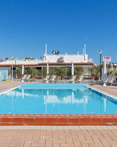 Villa Il Pesco: L'Eau, Ciel, Piscine, Bleu Azur, Loisir, Composite, Mobilier De Jardin, Des Loisirs, Rectangle, Ombre