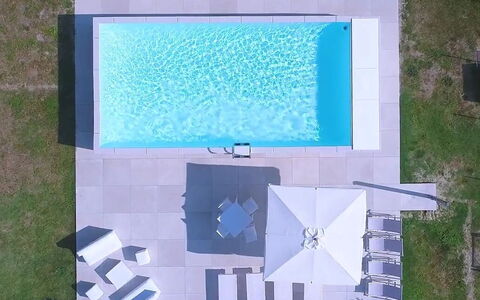 Villa Clair: Bleu Azur, Rectangle, Environnement Naturel, Monde, L'Eau, Herbe, Police De Caractère, Arbre, Bleu Électrique, La Technologie