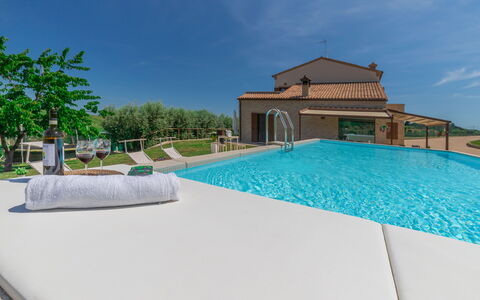 Villa Clair: L'Eau, Ciel, Propriété, Plante, Bâtiment, Piscine, Bleu Azur, Ombre, Arbre, Maison