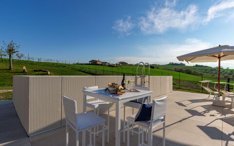 Villa Clair: Ciel, Table, Meubles, Nuage, Ombre, Tableau De Plein Air, Plante, Mobilier De Jardin, Chaise, Bois