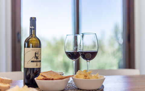 Villa Clair: Aliments, Table, Vaisselle, Drinkware, Meubles, Du Vin, Verres À Pied, Bouteille, Verre De Vin, Bar