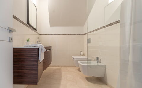 Villa Clair: Propriété, Évier, Robinet, Luminaire Plomberie, Salle De Bains, Lavabo, Bâtiment, Architecture, Sol
