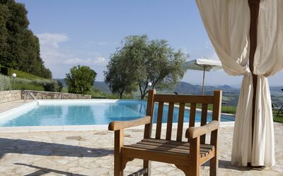 Chianti Resort: Ciel, L'Eau, Meubles, Propriété, Plante, Piscine, Bleu Azur, Ombre, Mobilier De Jardin, Table