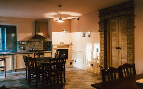Villa Millefiori: Table, Meubles, Chaise, Cuisine, Bois, Éclairage, Comptoir, Salon, Fenêtre, Sol