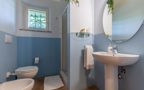 Il Fienile Holiday Home: Miroir, Luminaire Plomberie, Lavabo, Évier, Robinet, Propriété, Violet, Salle De Bains, Bleu