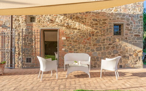 Il Fienile Holiday Home: Meubles, Plante, Propriété, Chaise, Bâtiment, Ombre, Bois, Confort, Design Intérieur, Architecture