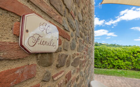 Il Fienile Holiday Home: Plante, Propriété, Ciel, Vert, Feuille, Nuage, Bois, Architecture, Brique