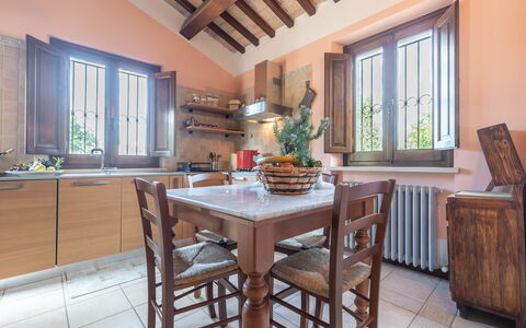 Villa Vagnini: Table, Meubles, Cabinetry, Fenêtre, Comptoir, Bleu Azur, Cuisine, Bois, Plante, Sol