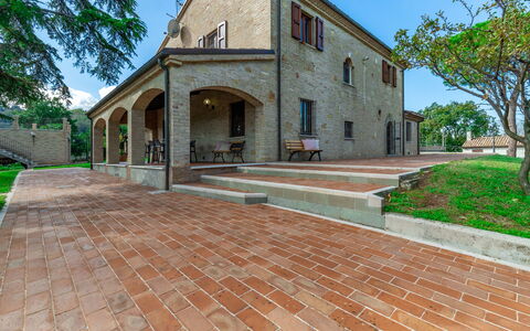 Villa Vagnini: Plante, Ciel, Propriété, Arbre, Surface De La Route, Brickwork, Brique, Mur, Zone Résidentielle, Immobilier