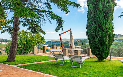 Villa Vagnini: Ciel, Nuage, Plante, Jour, Propriété, Meubles, La Nature, Vert, Paysage Naturel, Table