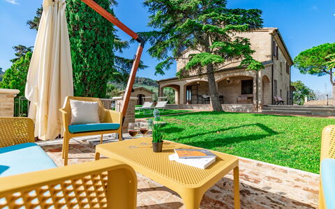Villa Vagnini: Ciel, Propriété, Meubles, Bâtiment, Table, La Nature, Vert, Bois, Bleu Azur, Mobilier De Jardin