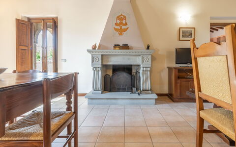 Villa Vagnini: Meubles, Table, Bois, Design Intérieur, Bâtiment, Salon, Chaise, Sol, Foyer, Sol