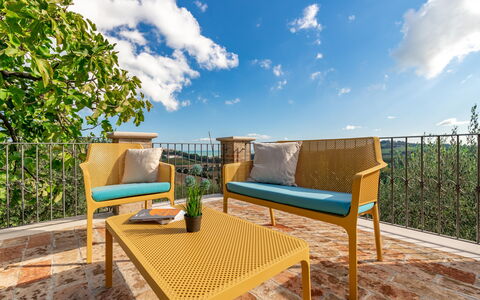 Villa Vagnini: Ciel, Nuage, Plante, Meubles, Propriété, Table, Bleu Azur, Bois, Paysage Naturel, Mobilier De Jardin