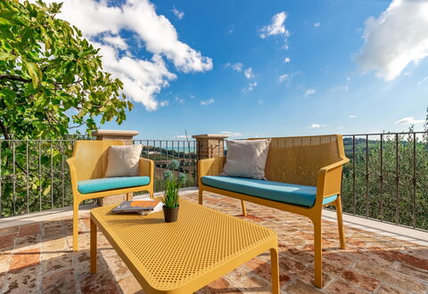 Villa Vagnini: Ciel, Nuage, Plante, Meubles, Propriété, Table, Bleu Azur, Bois, Paysage Naturel, Mobilier De Jardin