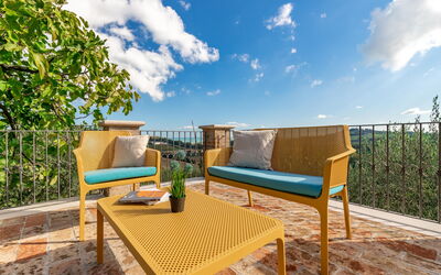 Villa Vagnini: Ciel, Nuage, Plante, Meubles, Propriété, Table, Bleu Azur, Bois, Paysage Naturel, Mobilier De Jardin