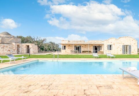 Villa Trullina: L'Eau, Nuage, Ciel, Plante, Bleu, Piscine, Bleu Azur, Bâtiment, Herbe