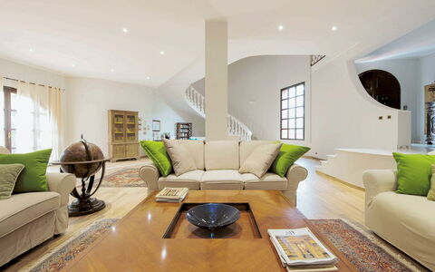 Villa Rossana: Canapé, Meubles, Propriété, Table, Vert, Design Intérieur, Éclairage, Salon, Cadre, Canapé-Lit