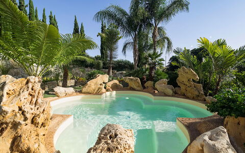 Villa Girgenti: L'Eau, Ciel, Plante, Paysage Naturel, La Nature, Bleu Azur, Piscine, Arbre, Végétation, Plan D'Eau