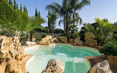 Villa Girgenti: L'Eau, Ciel, Plante, Paysage Naturel, La Nature, Bleu Azur, Piscine, Arbre, Végétation, Plan D'Eau