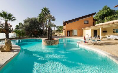 villa-girgenti-contrada-mendolito-pool