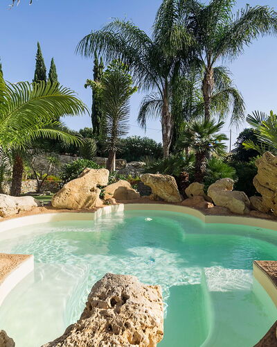 Villa Girgenti: L'Eau, Ciel, Plante, Paysage Naturel, La Nature, Bleu Azur, Piscine, Arbre, Végétation, Plan D'Eau
