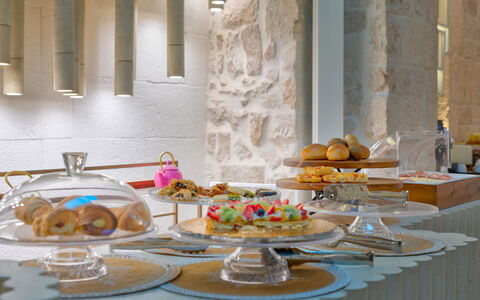 Vico Bianco Raro Rooms: Aliments, Vaisselle, Vaisselle, Table, Assiette, Décoration, Serveware, Design Intérieur, Ingrédient, Cuisine