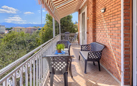 Villa La Rodina - Diano Marina: Propriété, Bâtiment, Ciel, Plante, Nuage, Pot De Fleur, Design Intérieur, Porche, Ombre, Bois