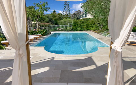 Villa La Rodina - Diano Marina: L'Eau, Plante, Piscine, Bleu Azur, Ombre, Bâtiment, Rectangle, Design Intérieur, Fenêtre, Sol
