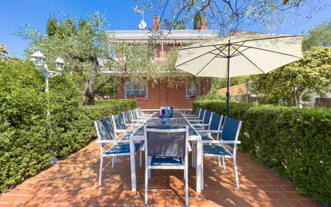 Villa La Rodina - Diano Marina: Meubles, Plante, Table, Communauté Des Plantes, Ciel, Chaise, Tableau De Plein Air, Ombre, Botanique, Mobilier De Jardin