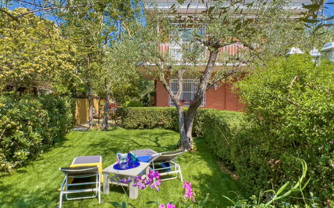 Villa La Rodina - Diano Marina: Plante, Propriété, Communauté Des Plantes, Botanique, La Nature, Feuille, Extérieur Banc, Mobilier De Jardin, Arbre, Végétation