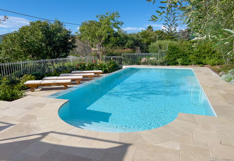 Villa La Rodina - Diano Marina: L'Eau, Propriété, Plante, Ciel, Piscine, Bleu Azur, Ombre, Arbre, Plan D'Eau, Rectangle