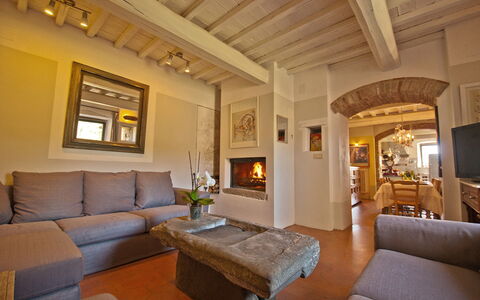 Villa Badia: Meubles, Canapé, Table, Cadre, Design Intérieur, Salon, Plante D'Appartement, Sol, Confort, Sol