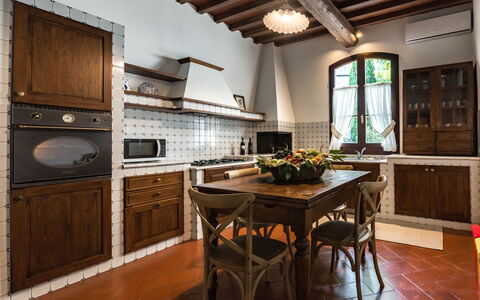 Le Due Ville: Comptoir, Cabinetry, Meubles, Propriété, Cuisine, Bois, Fenêtre, Éclairage, Chaise, Appareil De Cuisine