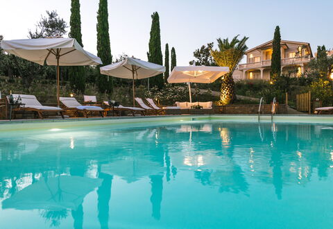 Le Due Ville: L'Eau, Ciel, Piscine, Bâtiment, Arbre, Plante, Arecales, Parapluie, Mobilier De Jardin, Loisir