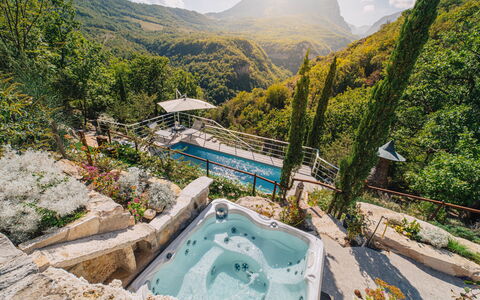 Villa Vetice: L'Eau, Ressources En Eau, Montagne, Plante, Ciel, Paysage Naturel, Plan D'Eau, Végétation, Cours D'Eau