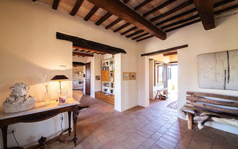 Villa Edelweiss: Cadre, Meubles, Bâtiment, Fenêtre, Bois, Design Intérieur, Salon, Sol, Sol, Mur
