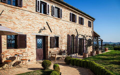 Villa Edelweiss: Plante, Ciel, Fenêtre, Bâtiment, Bois, Porte, Architecture, Chaise, Quartier, Herbe