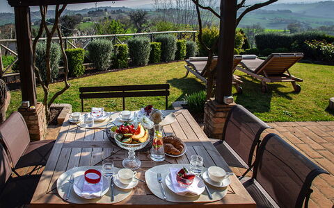 Villa Edelweiss: Table, Vaisselle, Plante, Aliments, Meubles, Propriété, Ciel, Chaise, Tableau De Plein Air, Vaisselle