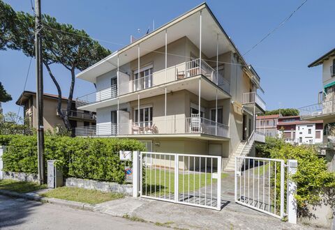 Casa Lelia: Plante, Ciel, Bâtiment, Fenêtre, Maison, Design Urbain, Lot Terre, Arbre, Clôture, Condominium