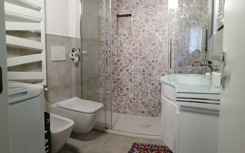 App. Il Sasso Di Olina: Luminaire Plomberie, Évier, Propriété, Lavabo, Salle De Bains, Violet, Miroir, Robinet, Armoire De Toilette