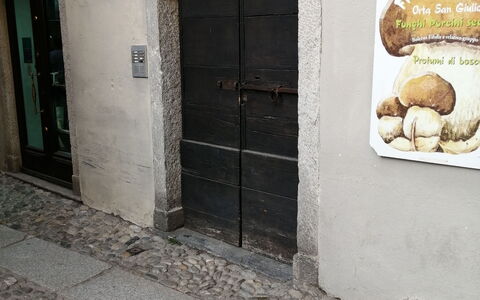 App. Il Sasso Di Olina: Porte, Surface De La Route, Teintes Et Ombres, Façade, Brique, Sol, Fenêtre, Route, Paysage, Art