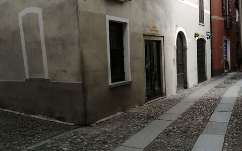 App. Il Sasso Di Olina: Fenêtre, Bâtiment, Surface De La Route, Asphalte, Noir Et Blanc, Sol, Porte, Façade, Teintes Et Ombres