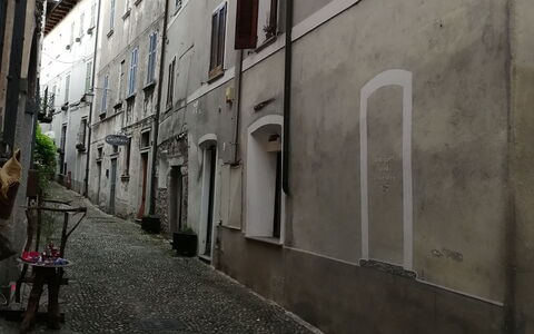 App. Il Sasso Di Olina: Fenêtre, Bâtiment, Infrastructure, Surface De La Route, Pot De Fleur, Ciel, Asphalte, Sol, Teintes Et Ombres, Route