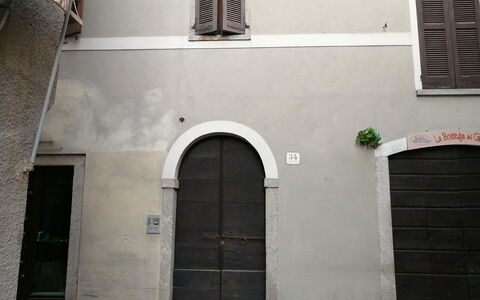 App. Il Sasso Di Olina: Bâtiment, Fenêtre, Porte, Ligne, Teintes Et Ombres, Façade, Symétrie, Ville, Police De Caractère